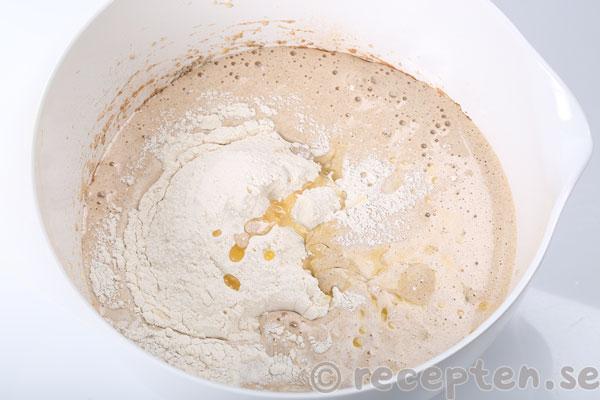 pepparkaksmuffins steg 5: vetemjöl, mjölk, smält smör tillsatt