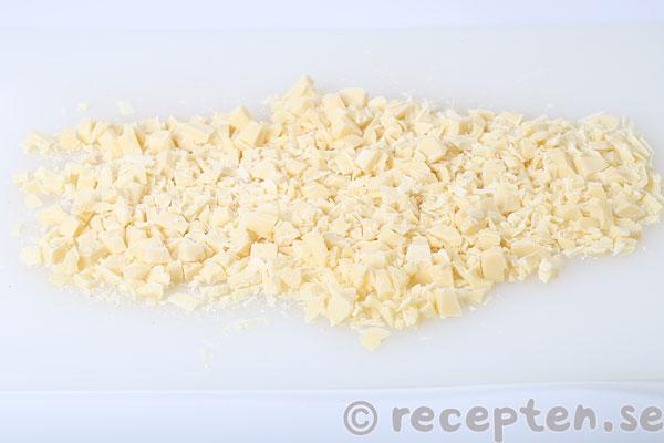 saffranscookies steg 2: vit choklad i bitar