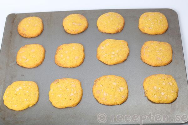 saffranscookies steg 11: färdiggräddade saffranscookies