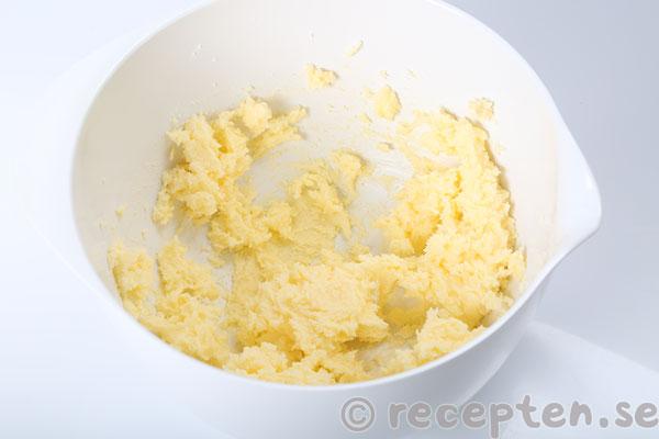 saffranscookies steg 4: smör och strösocker blandat