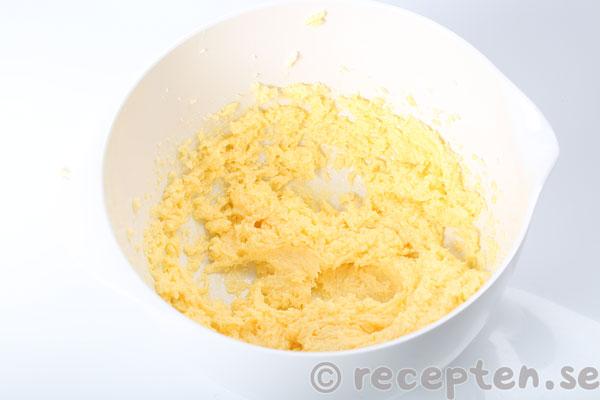 saffranscookies steg 5: smör, strösocker och ägg vispat