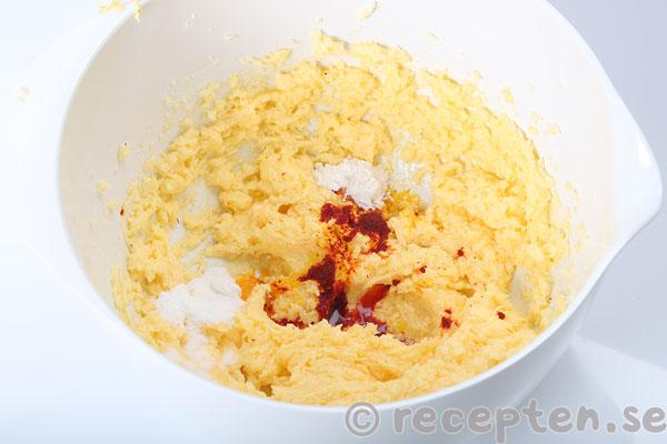 saffranscookies steg 6: bakpulver, vaniljsocker, salt, saffran i vatten tillsatt