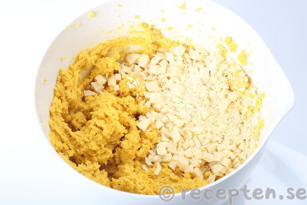 saffranscookies steg 8: hackad vit choklad tillsatt