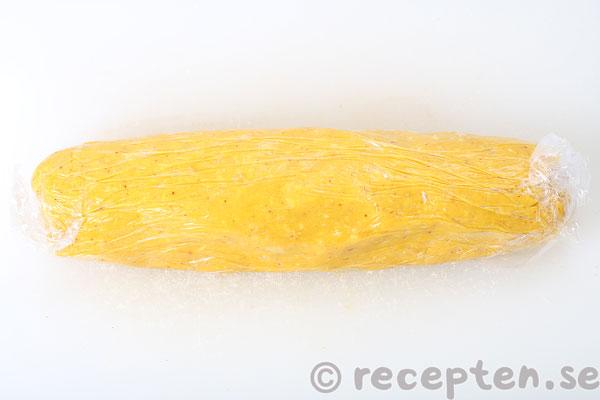 saffranscookies steg 9: smeten i plastfolie
