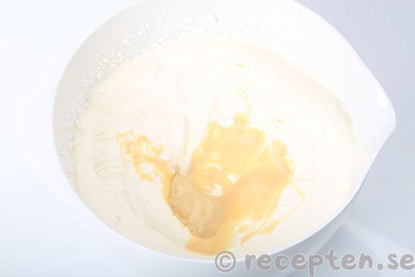 enkel glasstårta steg 2: kondenserad mjölk tillsatt