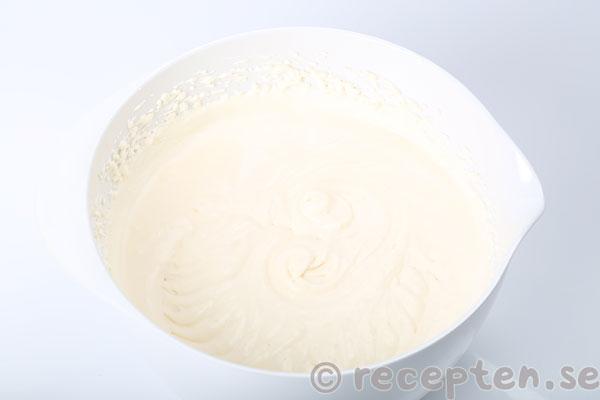 enkel glasstårta steg 2: glass-smeten blandad