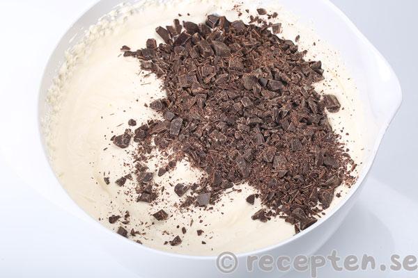 enkel glasstårta steg 4: tre fjärdedelar av chokladen tillsatt
