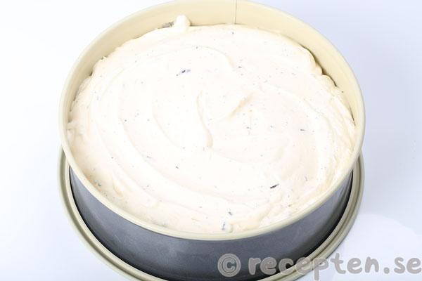 enkel glasstårta steg 5: glass-smeten i formen