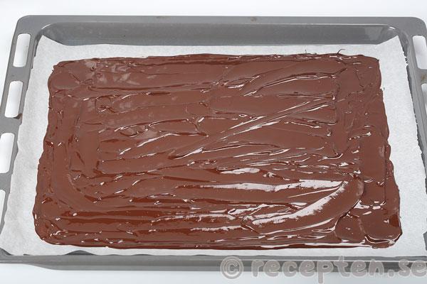 schwarzwaldtårta steg 10: utbredd smält choklad