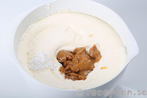 kolaglasstårta steg 3: karamelliserad mjölk och vaniljsocker tillsatt