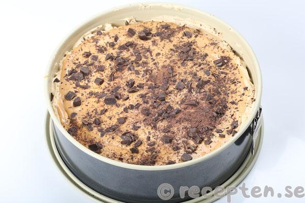 kolaglasstårta steg 8: glasstårtan toppad med hackad choklad