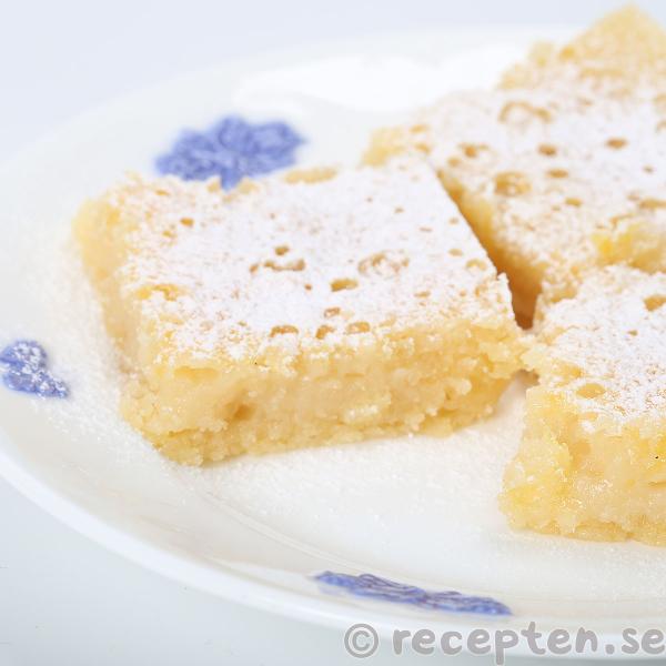 Tre citronrutor med florsocker på fat