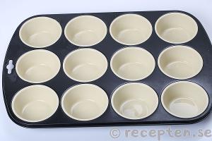 Miniräkpajer steg 1: Pensla muffinsformarna med olja.