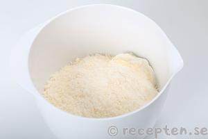 Miniräkpajer steg 4:1: Mät upp ingredienser till fyllningen.