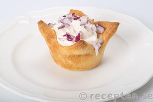 Miniräkpajer steg 7:2: Topping: Lägg på crème fraiche och hackad röd lök.