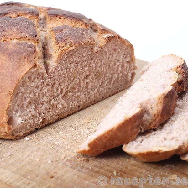 valnötsbröd, uppskurna skivor