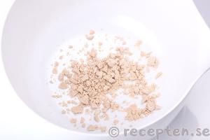 Valnötsbröd steg 1: Smulad jäst.