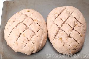 Valnötsbröd steg 11.1: Skär rutmönster.