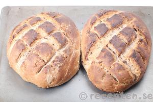 Valnötsbröd steg 11: Färdiggräddat bröd.