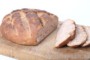 Valnötsbröd steg 12: Skiva och servera.