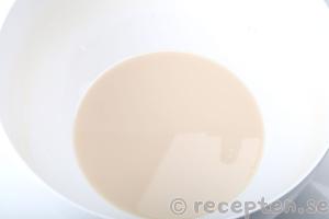 Valnötsbröd steg 4: Upplöst jäst.