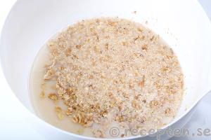 Valnötsbröd steg 6: Hackade valnötter tillsatta.