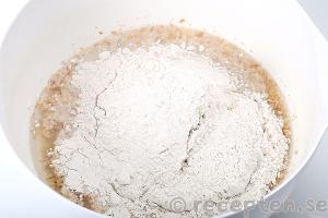 Valnötsbröd steg 7.1: Tillsätt mjöl.