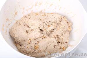 Valnötsbröd steg 7.2: Degen är klar.