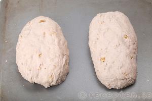 Valnötsbröd steg 9: Limpor på plåt.