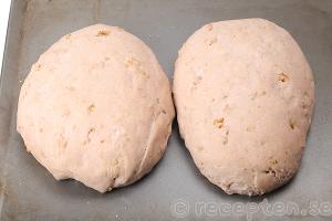 Valnötsbröd steg 10: Färdigjästa limpor.