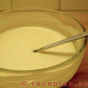 Yoghurtsås med röd curry Yoghurtsås med röd curry