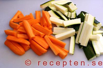 morötter och zucchini strimlade