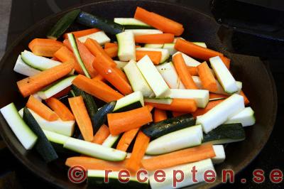 morötter och zucchini i stekpanna