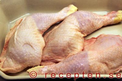 basilikakyckling med tagliatelle steg 1: kycklingklubbor i ugnsform