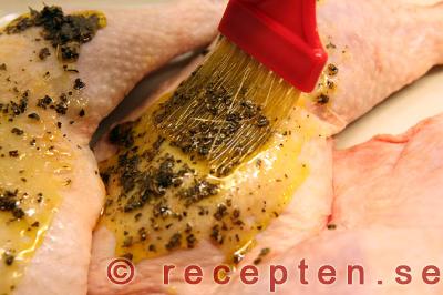 basilikakyckling med tagliatelle steg 3: penslar på kryddblandningen