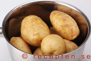 Potatissallad steg 1-1: Koka färskpotatis.