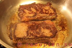instruktion steg 6.3 ryggbiff med vitlökssås och ugnsstekt potatis