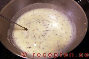 instruktion steg 10 ryggbiff med vitlökssås och ugnsstekt potatis